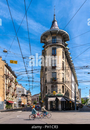 26 août 2018 - Genève, Suisse. Vertical image du réseau de tramway de Genève et belle architecture des maisons avec ciel bleu en arrière-plan Banque D'Images