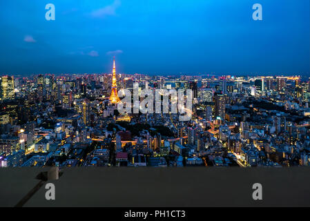 La Tour de Tokyo illuminée et la vaste région métropolitaine de Tokyo un peu après le coucher du soleil d'hiver. Banque D'Images