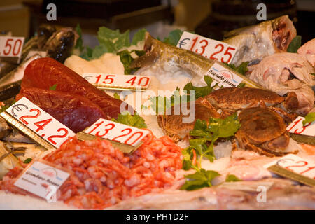 Close-up d'un décrochage à la vente du poisson dans la Pescharia, Rialto, San Polo, Venise, Italie : le thon, les crevettes, le crabe et d'autres poissons sur l'affichage au petit matin Banque D'Images