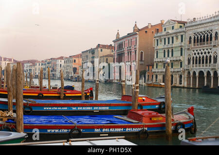 Grand Canal depuis le Campo della Pescaria : barges aux couleurs vives en premier plan, et la Ca' d'Oro sur l'extrême droite : Venise, Italie Banque D'Images