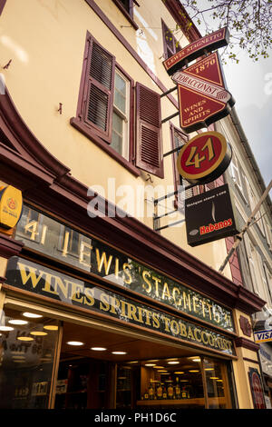 Main Street, Gibraltar, Lewis Stagnetto, vin et tabac spirit's shop Banque D'Images