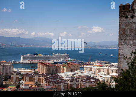 Gibraltar, Ville Haute, Willis' Road, Marco Polo à côté de la MV 155 000 tonne de Norwegian Epic le château Maure, elevated view Banque D'Images