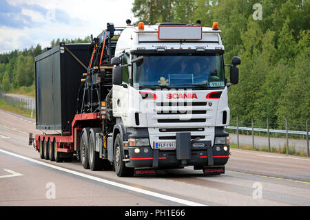 Mikkeli, Finlande - le 27 août 2018 : Blanc Scania truck tire large récipient sur remorque le long de la route dans le centre de la Finlande, sur l'image. Banque D'Images