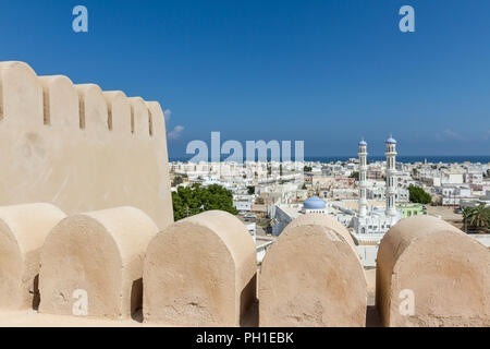 Donnant sur Sur, Oman du Fort Sunaysilah Banque D'Images