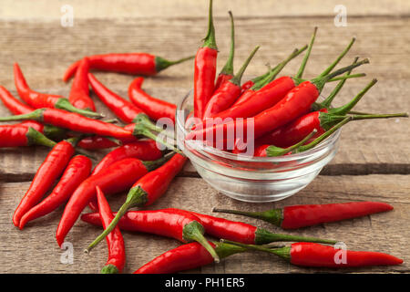 Bouquet de matières red hot chili pepper on a wooden background tie Banque D'Images