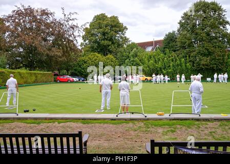 Jeux en cours au Windsor Bowls Club sur un après-midi d'été, Windsor Berkshire England UK Banque D'Images