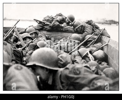 World War 2 Rhin Allemagne les troupes américaines de la 89e Division traversant le Rhin sous un feu ennemi nazi à l'ouest du Rhin Saint- Goar, Allemagne Rhénanie mars 1945. WW2 Banque D'Images