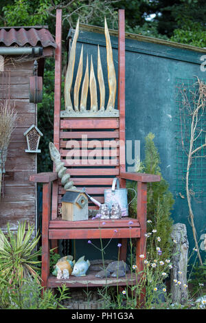 Grand fauteuil de jardin en bois surdimensionnés, des agents de l'ornementation. C'est une expression de la créativité individuelle dans un espace extérieur. Banque D'Images