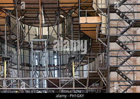 Des échafaudages pour la restauration à l'intérieur de la cathédrale de Sameba, dans la région de Tbilissi, Géorgie Banque D'Images