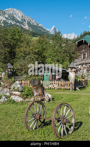 Le Fiakerwirt Filzmooz village ferme à l'Rotelstein avec en arrière-plan, l'Autriche, Europe Banque D'Images