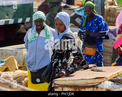 SAINT LOUIS, SÉNÉGAL - Apr 24, 2017 : La femme sénégalaise non identifiés dans le foulard acheter des biens sur le marché local de Saint Louis, Sénégal Banque D'Images