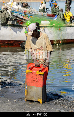 SAINT LOUIS, SÉNÉGAL - Apr 24, 2017 : Des Sénégalais est titulaire d'un fort dans le port de Saint Louis, une des plus grandes villes au Sénégal Banque D'Images