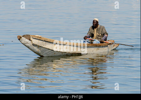 SAINT LOUIS, SÉNÉGAL - Apr 24, 2017 : Des Sénégalais voiles d'un bateau dans le port de Saint Louis, une des plus grandes villes au Sénégal Banque D'Images