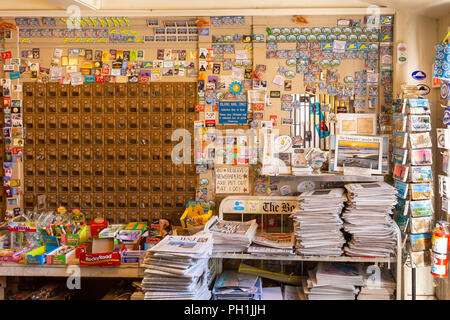 Un bureau de poste et des marchandises pour la vente à l'intérieur du Magasin général historique Alley, créé en 1858, à West Tisbury, Massachusetts sur Martha's Vineyard. Banque D'Images