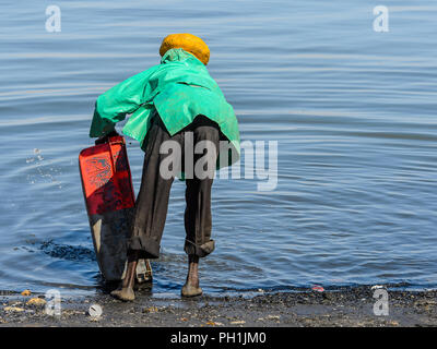 SAINT LOUIS, SÉNÉGAL - Apr 24, 2017 : Des Sénégalais est titulaire d'un fort près de l'eau dans le port de Saint Louis, une des plus grandes villes à l'al. Banque D'Images