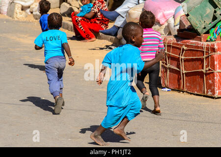 SAINT LOUIS, SÉNÉGAL - Apr 24, 2017 : petit garçon sénégalais non identifiés en bleu fonction s'exécute à travers la route à Saint Louis, une des plus grandes villes dans Banque D'Images