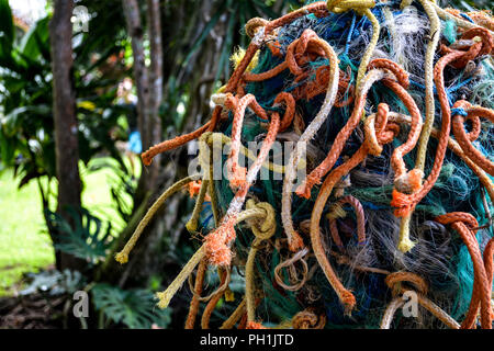 Un ballon sculpté fabriqués à partir de vieux cordages et filets de pêche à Kauai, Hawaii, USA Banque D'Images