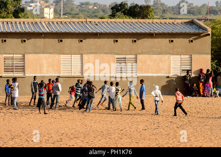 Route de LAMPOUL, SÉNÉGAL - Apr 23, 2017 : groupe sénégalais non identifiés d'enfants de participer à une course. Encore beaucoup de personnes vivent dans la pauvreté au Sénégal Banque D'Images