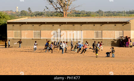 Route de LAMPOUL, SÉNÉGAL - Apr 23, 2017 : groupe sénégalais non identifiés d'enfants de participer à une course. Encore beaucoup de personnes vivent dans la pauvreté au Sénégal Banque D'Images