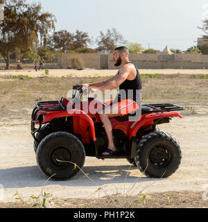 LAC ROSE, AU SÉNÉGAL - Apr 26, 2017 : monte un tourisme non identifiés sur le quad côte salée du Lac Retba, Site du patrimoine mondial de l'UNESCO Banque D'Images