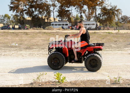 LAC ROSE, AU SÉNÉGAL - Apr 26, 2017 : monte un tourisme non identifiés sur le quad côte salée du Lac Retba, Site du patrimoine mondial de l'UNESCO Banque D'Images