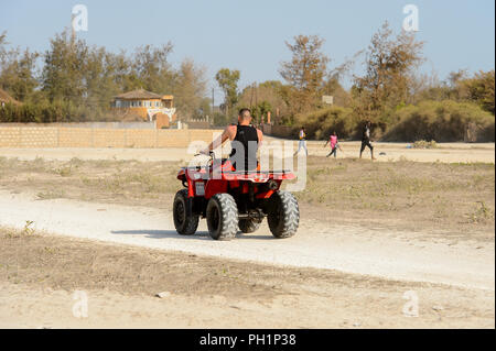 LAC ROSE, AU SÉNÉGAL - Apr 26, 2017 : monte un tourisme non identifiés sur le quad côte salée du Lac Retba, Site du patrimoine mondial de l'UNESCO Banque D'Images