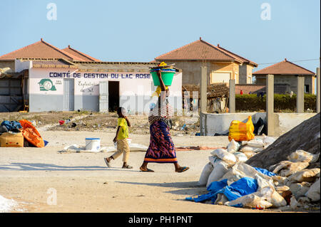 LAC ROSE, AU SÉNÉGAL - Apr 26, 2017 : sénégalais non identifié femme porte un couple de bassins sur sa tête sur la côte du lac salé Lac Retba, l'UNESCO ne Banque D'Images