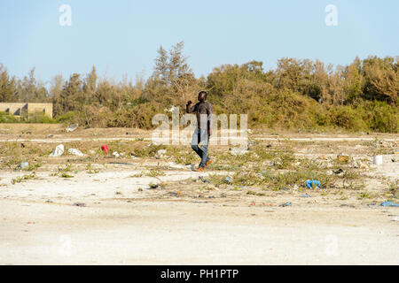 LAC ROSE, AU SÉNÉGAL - Apr 26, 2017 : Des Sénégalais promenades sur la côte du lac salé Lac Retba, Site du patrimoine mondial de l'UNESCO Banque D'Images