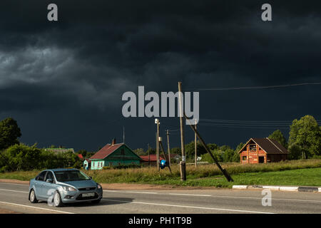 Moscou, Russie - le 21 août 2018 : Les promenades en voiture sur fond de maisons dans l'ancien village de Koporye. Banque D'Images