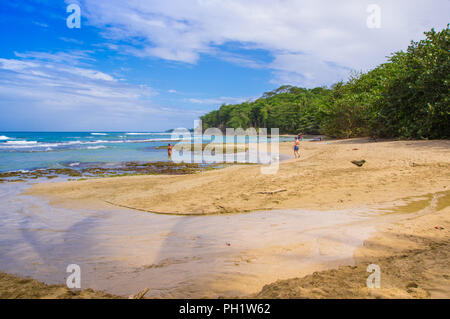 PUERTO VIEJO, COSTA RICA, juin, 26, 2018 : vue extérieure de personnes non identifiées, piscine et profiter de la journée ensoleillée et bleu waterin bea à Puerto Viejo Banque D'Images