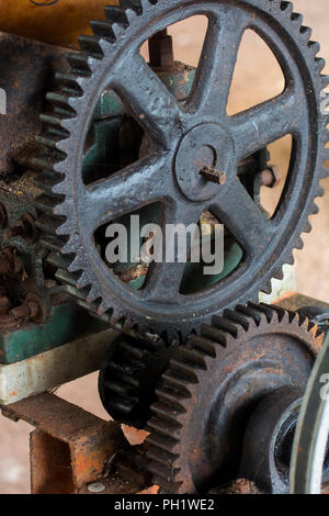 Old rusty gears sur une machine dans les îles Galapagos, en Équateur. Banque D'Images