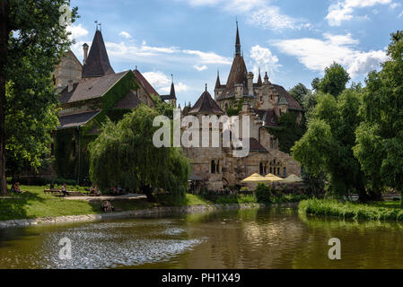 Château Vajdahunyad dans Budapest City Park pendant la journée Banque D'Images