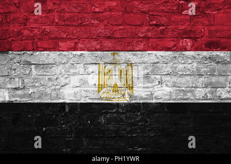 Drapeau de l'Égypte sur un vieux mur de briques historique, surface Banque D'Images
