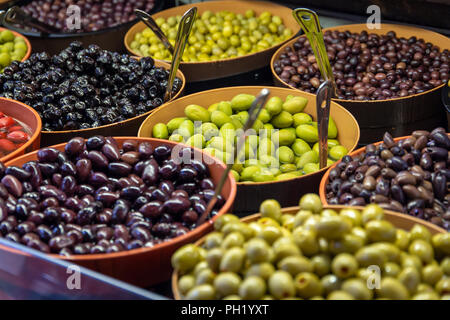 Des bols d'olives vertes et noires sont exposés sur un stand du marché du Saint-Laurent Sud, Toronto, Canada Banque D'Images