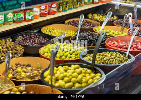 TORONTO, CANADA - AOÛT 14 2018 : boules d'olives vertes et noires exposées dans une cabine du marché du Saint-Laurent Sud, Toronto, Canada Banque D'Images