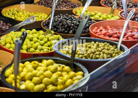 Des bols d'olives vertes et noires sont exposés sur un stand du marché du Saint-Laurent Sud, Toronto, Canada Banque D'Images