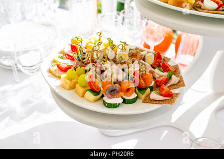 Banquet solennel. Beaucoup de verres de champagne ou de vin sur la table dans un restaurant. table de buffet avec plein de délicieux en-cas. canapes, bruschetta, et peu de desserts sur plaque de bois board Banque D'Images