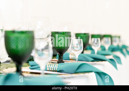 Belle salle de réception sous une tente pour une réception de mariage. Intérieur d'une tente mariage decoration prêt pour vous. Decor de fleurs. Thème vert Banque D'Images