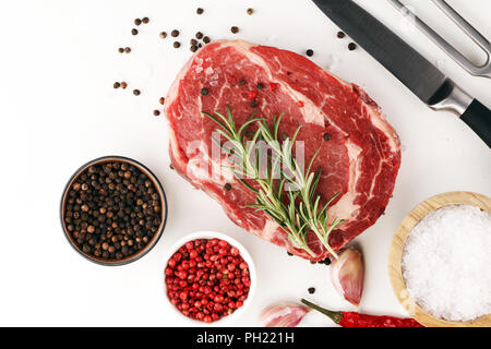 Steak cru. Bifteck de faux-filet barbecue à sec, de l'Entrecôte de boeuf Wagyu Banque D'Images