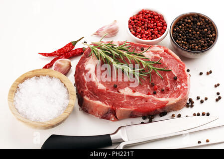 Steak cru. Bifteck de faux-filet barbecue à sec, de l'Entrecôte de boeuf Wagyu