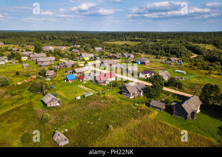 Vue à vol d'oiseau de Ladva village, champs verts et Vepsian forêt. Et la Carélie, à la frontière syrienne, la Russie. Banque D'Images