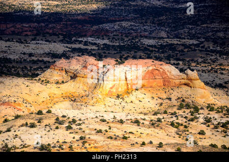 Vue d'une formation rock standstone colorés de la tête des rochers surplombent sur Utah's Highway 12 Scenic Byway Banque D'Images