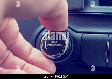 Image conceptuelle de la main d'un homme tournant un cadran avec les mots - Confiance en soi - et une flèche montrant l'augmentation de ceux de l'estime de soi, l'auto ne Banque D'Images