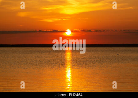 Un été coucher de soleil sur l'eau au large de Chincoteague Island, Virginie. Banque D'Images