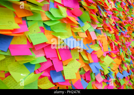 QUITO, ÉQUATEUR - août 24, 2018 : vue extérieure de l'expositio de série de notes papier coloré dans un mur, dans la ville de Quito, Equateur. Banque D'Images