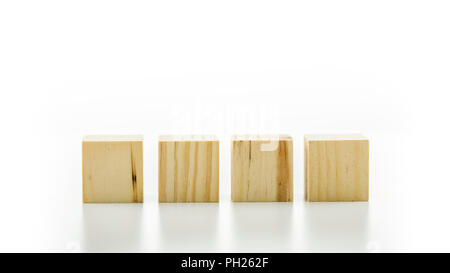 Quatre cubes en bois vierge ou blocs de construction alignés dans une ligne sur une surface blanche réfléchissante avec copyspace pour votre texte, des lettres ou des chiffres. Banque D'Images