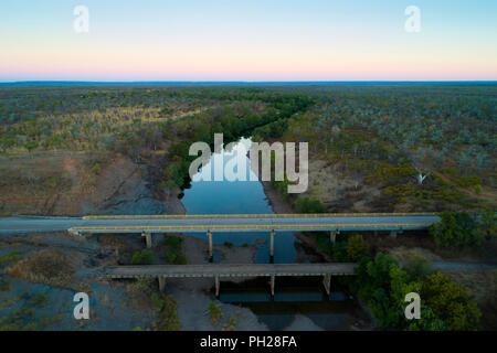 Vue aérienne sur l'Est du Pont de la rivière Baines, Territoire du Nord, Australie Banque D'Images