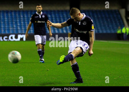 Londres, Royaume-Uni. 28 août 2018. Shane Ferguson de Millwall en action. L'EFL cup, Carabao cup, 2ème tour, Millwall v Plymouth Argyle au Den Stadium à Londres le mercredi 29 août 2018. Cette image ne peut être utilisé qu'à des fins rédactionnelles. Usage éditorial uniquement, licence requise pour un usage commercial. Aucune utilisation de pari, de jeux ou d'un seul club/ligue/publicationspic BowenAndrew joueur par Steffan Verger la photographie de sport/Alamy live news Banque D'Images