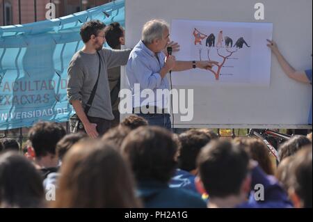 Buenos Aires, Buenos Aires, Argentine. Août 29, 2018. Enseignant le biologiste et Alberto Kornblihtt est titulaire d'une classe publique à la place de mai, devant le palais présidentiel, dans le cadre de protestations à l'échelle du pays exigeant une augmentation de salaires et la discussion à la Chambre basse d'un projet de loi de financement de la science et de la technologie. Credit : Patricio Murphy/ZUMA/Alamy Fil Live News Banque D'Images