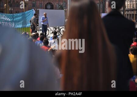 Buenos Aires, Buenos Aires, Argentine. Août 29, 2018. Enseignant le biologiste et Alberto Kornblihtt est titulaire d'une classe publique à la place de mai, devant le palais présidentiel, dans le cadre de protestations à l'échelle du pays exigeant une augmentation de salaires et la discussion à la Chambre basse d'un projet de loi de financement de la science et de la technologie. Credit : Patricio Murphy/ZUMA/Alamy Fil Live News Banque D'Images